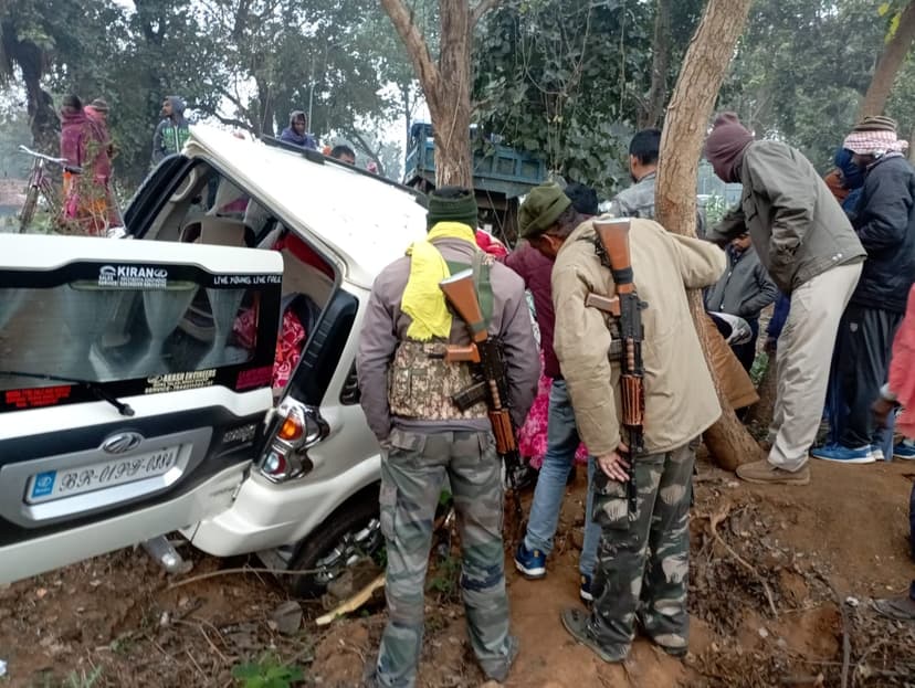 पेड़ से टकराकर गड्ढे में गिरी अनियंत्रित स्कॉर्पियो, 2 की हालत गंभीर