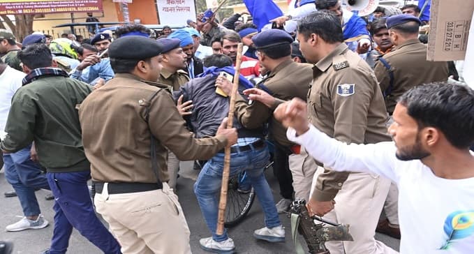 गया में भीम आर्मी का उग्र प्रदर्शन, पुलिस ने जमकर चटकायी लाठियां, जानिए क्या है पूरा मामला
