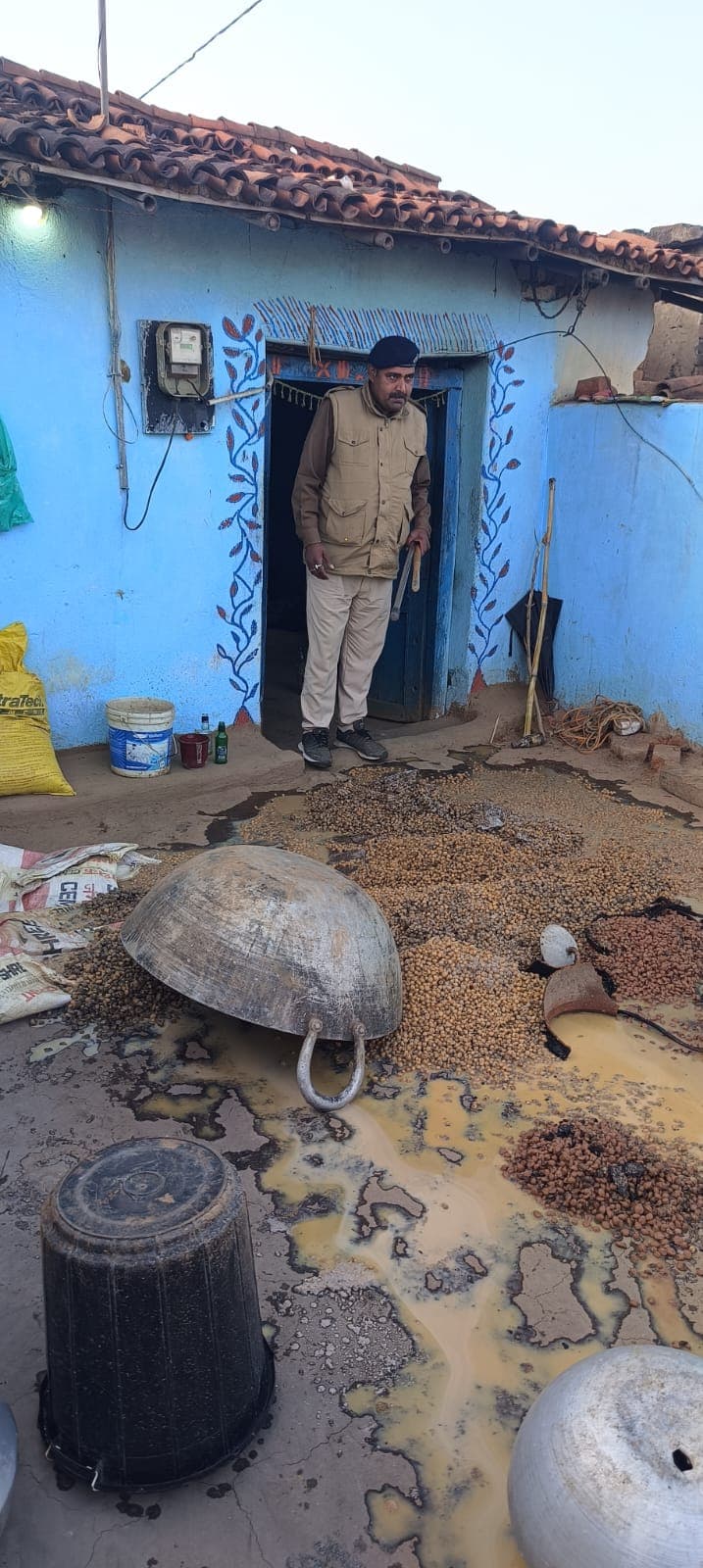 अवैध शराब अड्डा को किया ध्वस्त