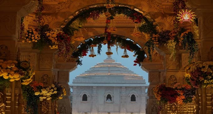 हनुमान मंदिर ने दिए सोने के तीर-धनुष, 10 करोड़ रुपये देने वाला महावीर मंदिर देश का पहला संस्थान