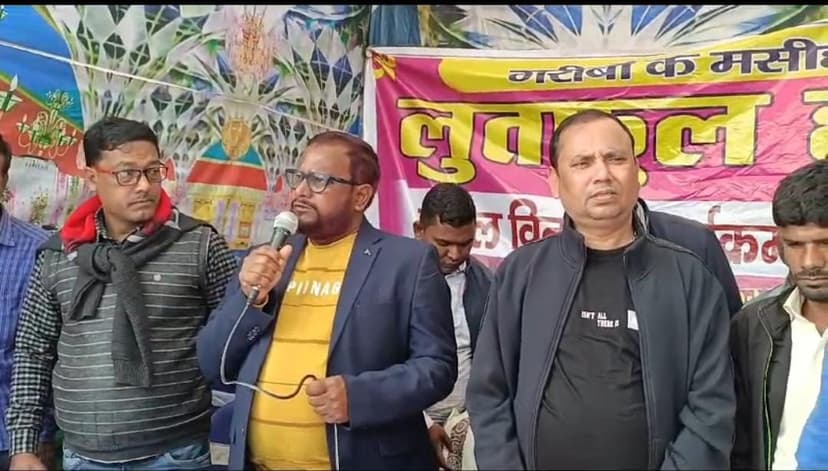 असहायों को ठंड से बचाने के लिए समाजसेवी लुत्फुल हक ने 530 गरीबों को बांटे कंबल और टोपी