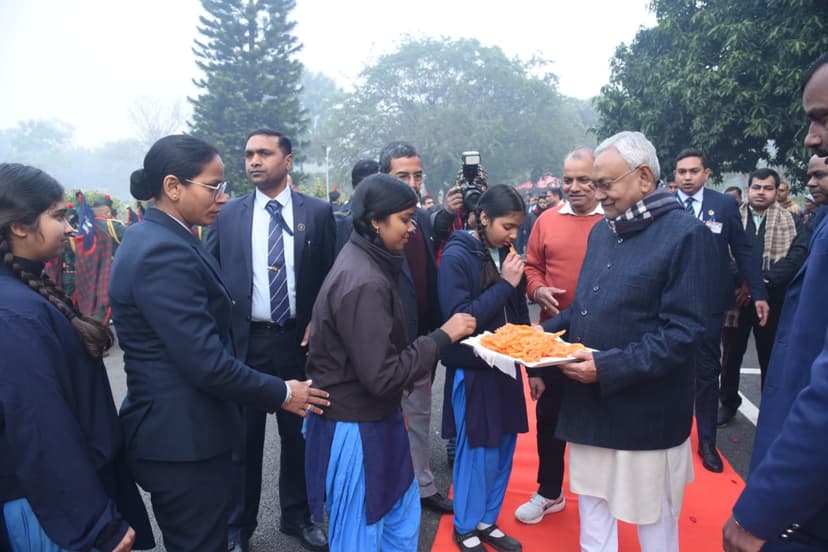 CM नीतीश ने किया झंडोत्तोलन.. देखें तस्वीरें