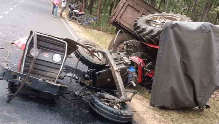 बोकारो में कार और ट्रैक्टर में जोरदार टक्कर