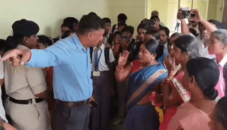 बोकारो में छात्रों और अभिभावकों का विरोध प्रदर्शन