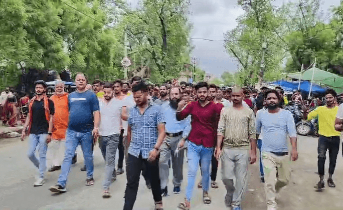 गढ़वा में आरएसएस और हिन्दू संगठनों का धरना