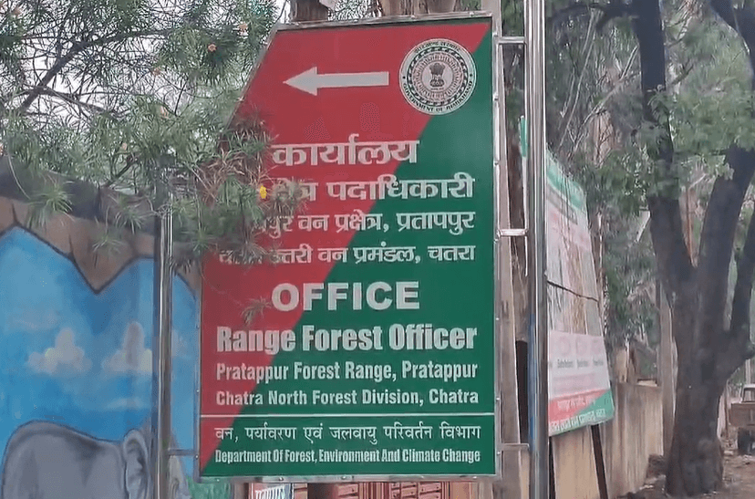 अवैध लकड़ी लदा एक ट्रैक्टर जब्त, तस्करों में हड़कंप