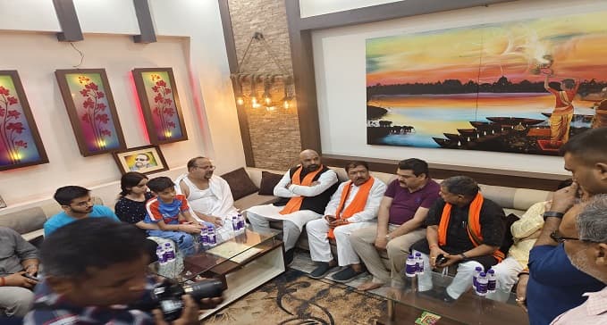 डिप्टी CM सम्राट चौधरी ने स्व. रमेश चंद्र मिश्र को किया नमन, घर जाकर परिजनों से की मुलाकात, बंधाया ढांढस