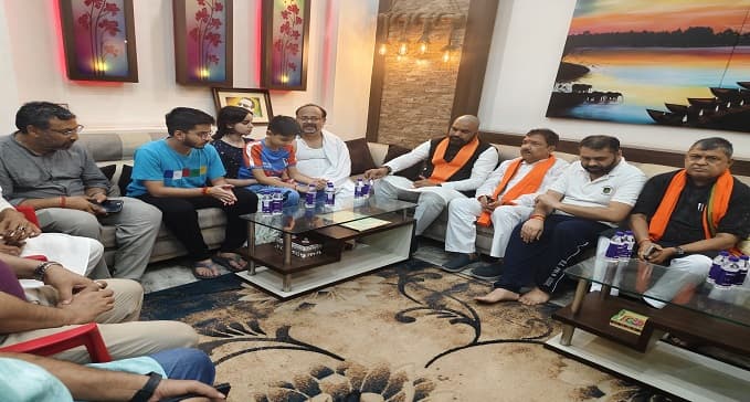 डिप्टी CM सम्राट चौधरी ने स्व. रमेश चंद्र मिश्र को किया नमन, घर जाकर परिजनों से की मुलाकात, बंधाया ढांढस