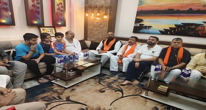 डिप्टी CM सम्राट चौधरी ने स्व. रमेश चंद्र मिश्र को किया नमन, घर जाकर परिजनों से की मुलाकात, बंधाया ढांढस