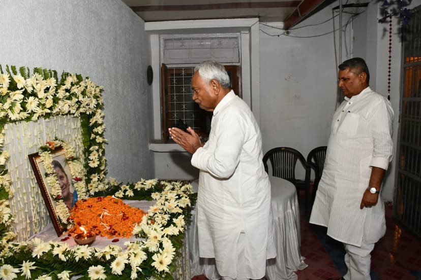 उद्योग विभाग के अपर मुख्य सचिव संदीप पौण्ड्रीक की माँ के श्राद्धकर्म में शामिल हुये मुख्यमंत्री