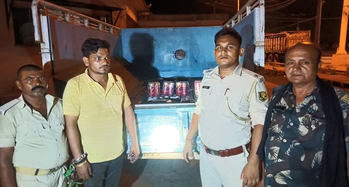 पिकअप वैन के सीक्रेट तहखाने से शराब की बड़ी खेप जब्त, जानिए कैसे हुआ खुलासा