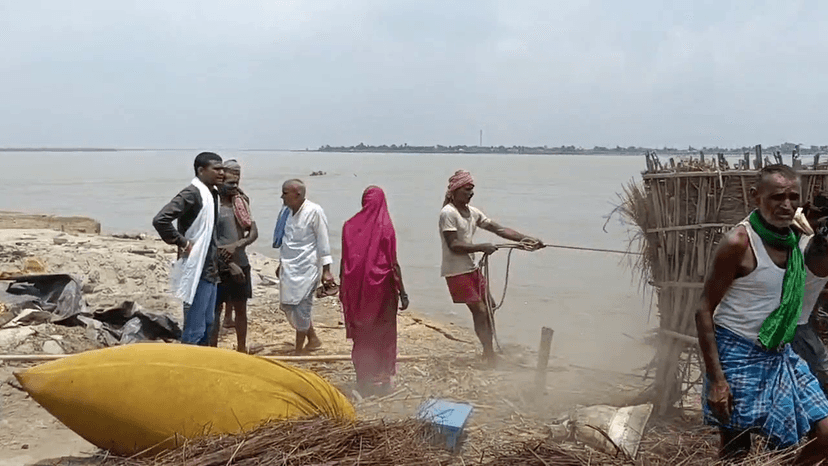200 से अधिक घर नदी में बहे, तेजी से हो रहे कटाव देख ग्रामीण हैरान