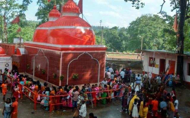 शिव की भक्ति में डूबे श्रद्धालु, बोल बम के जयकारे से पूरा वातावरण हुआ शिवमय