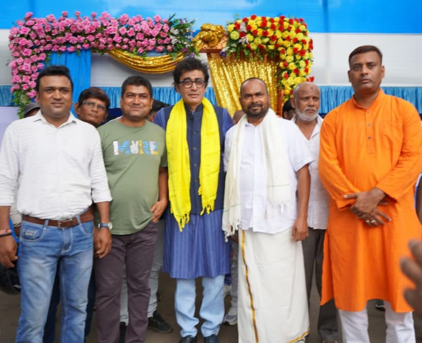 विधायक मंगल कालिंदी के आवासीय कार्यालय में भगवान सत्यनारायण की पूजा, गणमान्य लोगों ने प्रसाद ग्रहण किया