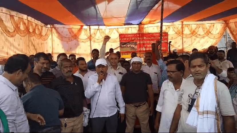 कोनार खासमहल परियोजना का ट्रांसपोर्टिंग काम ठप, मजदूरों का विरोध प्रदर्शन