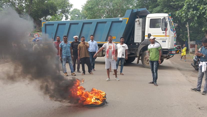 सड़कों पर उतरे बंद समर्थक, टायर जलाकर विरोध प्रदर्शन, भारी वाहनों को बीच सड़क खड़ा किया