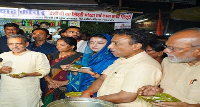 परिवार के साथ लिया गोलगप्पे का मजा, कहा : मिल गया जनता का आशीर्वाद, जीत पक्की