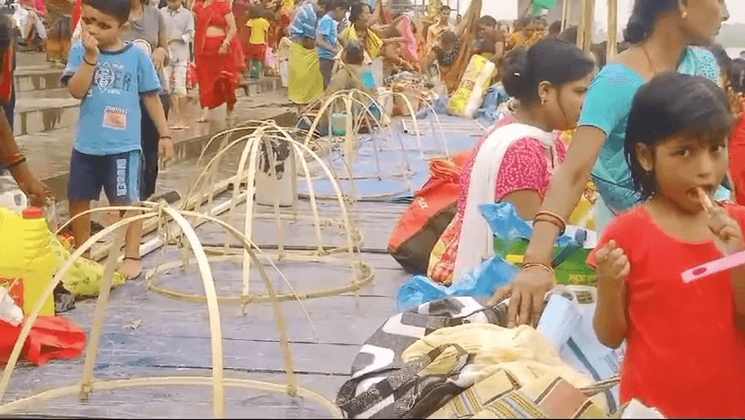 साहिबगंज के गंगा घाटों पर उमड़ा श्रद्धालुओं का रेला, पूजा और दान कर अर्जित किया पुण्य