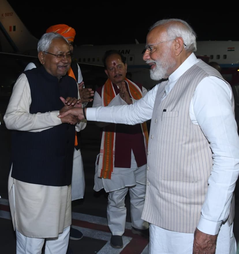 बिहार के औरंगाबाद और बेगूसराय में कार्यक्रम बाद दिल्ली लौटे पीएम मोदी, पटना एयरपोर्ट पर सीएम नीतीश ने ऐसे दी विदाई