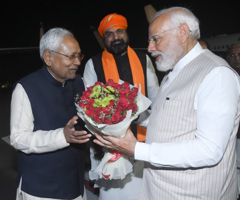 बिहार के औरंगाबाद और बेगूसराय में कार्यक्रम बाद दिल्ली लौटे पीएम मोदी, पटना एयरपोर्ट पर सीएम नीतीश ने ऐसे दी विदाई