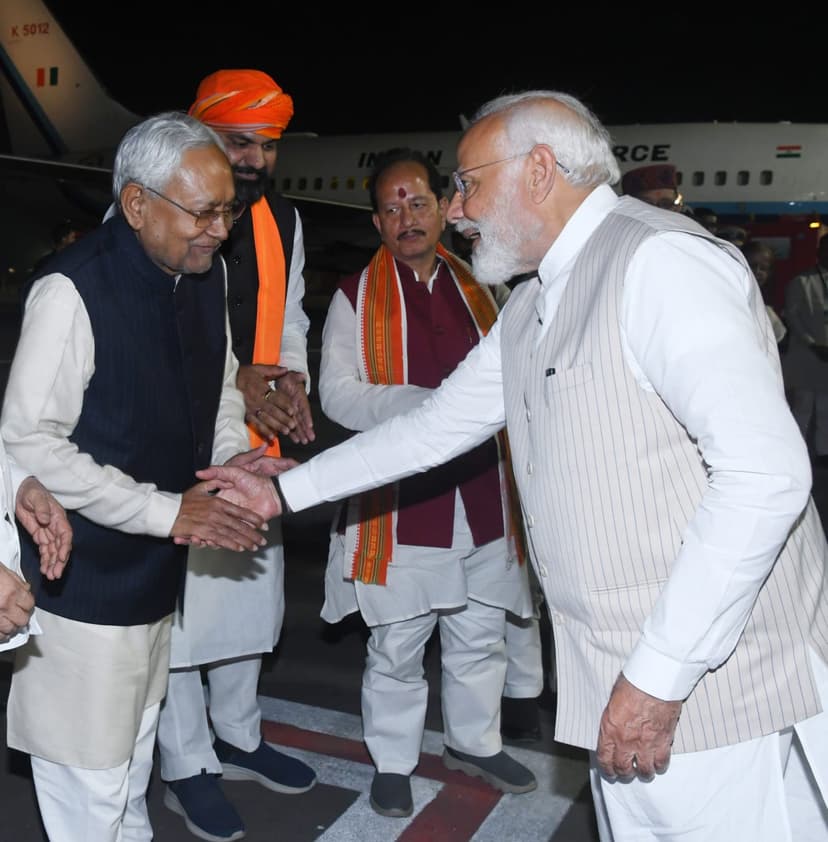 बिहार के औरंगाबाद और बेगूसराय में कार्यक्रम बाद दिल्ली लौटे पीएम मोदी, पटना एयरपोर्ट पर सीएम नीतीश ने ऐसे दी विदाई