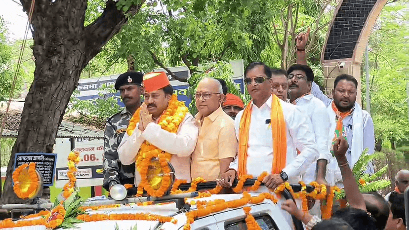 सासाराम से बीजेपी प्रत्याशी शिवेश राम ने किया नॉमिनेशन, क्षेत्र में मेडिकल कॉलेज बनाने वादा