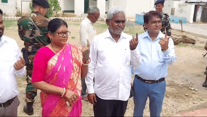 परिवार के साथ CM चंपाई सोरेन ने किया मतदान, सभी से वोट करने की अपील