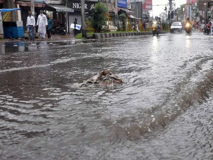 45 मिनट की बारिश में राजधानी जलमग्न, सड़कों पर बहा नाले का पानी