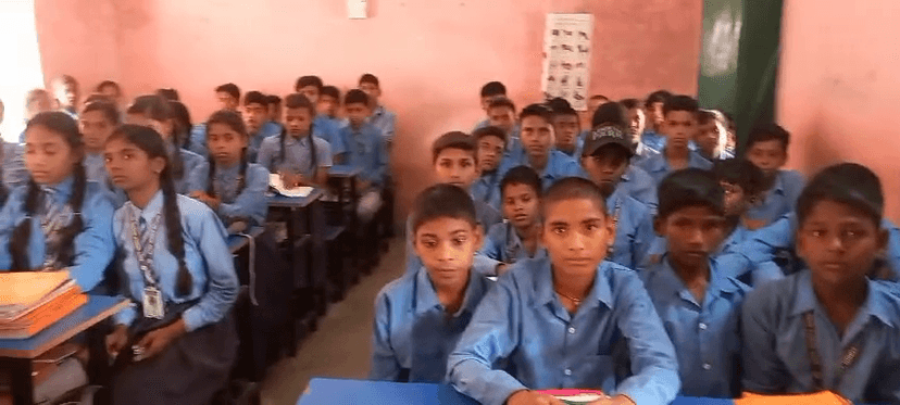 बिहार में दो कमरे वाला स्कूल, एक में ऑफिस तो दूसरे में क्लासरूम, खूले आसमान में पढ़ाने को मजबूर शिक्षक