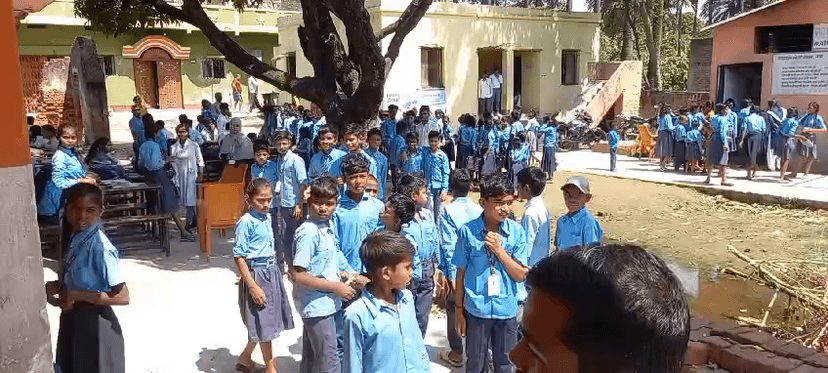 बिहार में दो कमरे वाला स्कूल, एक में ऑफिस तो दूसरे में क्लासरूम, खूले आसमान में पढ़ाने को मजबूर शिक्षक