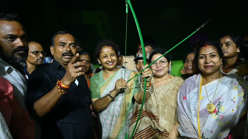 भीड़ में सेल्फी, बच्चों से प्यार, धनुष बाण के साथ तस्वीरें, देखिये कैसे छा गई कल्पना सोरेन