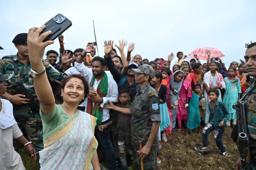 भीड़ में सेल्फी, बच्चों से प्यार, धनुष बाण के साथ तस्वीरें, देखिये कैसे छा गई कल्पना सोरेन