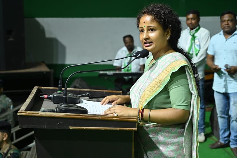 भीड़ में सेल्फी, बच्चों से प्यार, धनुष बाण के साथ तस्वीरें, देखिये कैसे छा गई कल्पना सोरेन