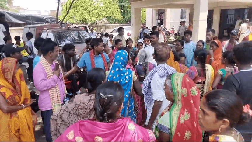 प्रिंसिपल ने छात्रा के साथ की छेड़छाड़, उग्र ग्रामीणों ने की धुनाई, किया पुलिस के हवाले