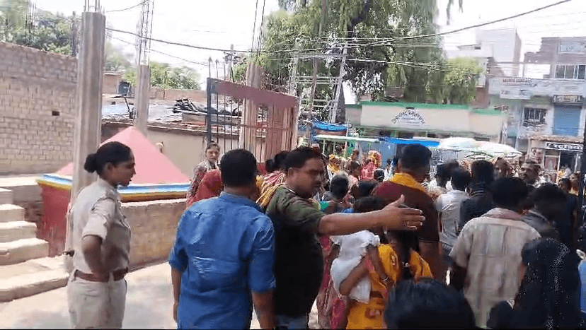 प्रिंसिपल ने छात्रा के साथ की छेड़छाड़, उग्र ग्रामीणों ने की धुनाई, किया पुलिस के हवाले