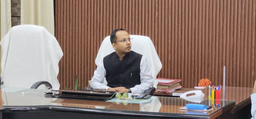 नवादा के 45वें डीएम रवि प्रकाश ने संभाला कार्यभार, बोले - सरकार की योजनाओं को धरातल पर उतारना प्राथमिकता