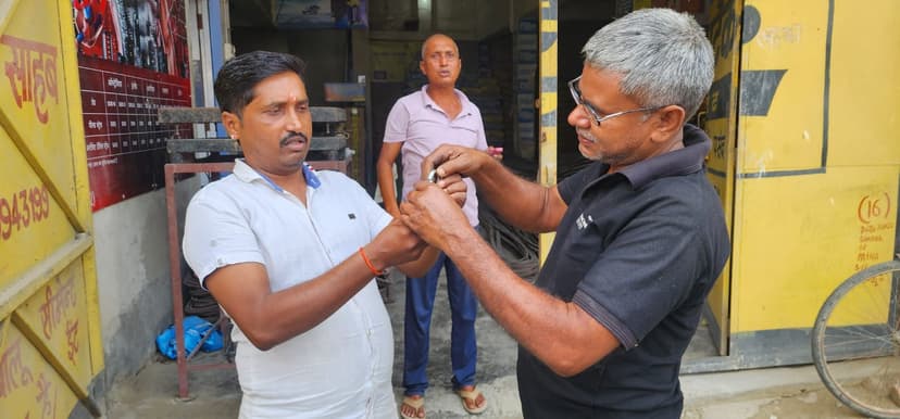 नवादा में एक ही रात में टूटे तीन दुकानों के ताले, व्यापारियों में मचा हड़कंप, जांच में जुटी पुलिस