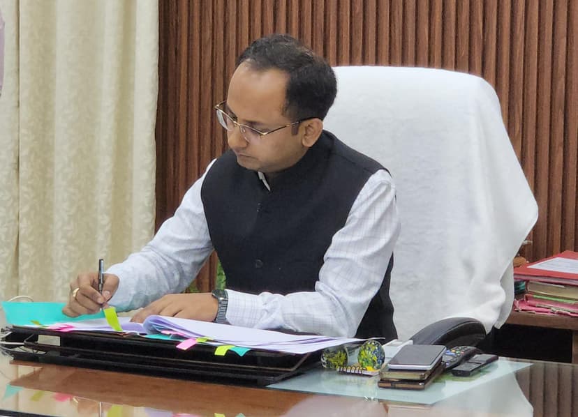 नवादा में सरकारी एंबुलेंस चालकों की हड़ताल खत्म, डीएम ने लिया संज्ञान तो एंबुलेंस चालकों के चेहरे पर आई मुस्कान