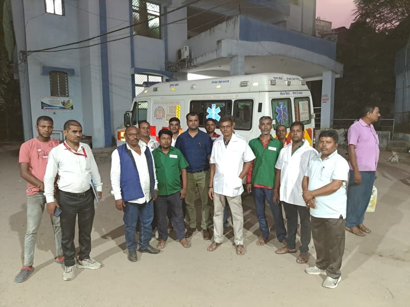 नवादा में सरकारी एंबुलेंस चालकों की हड़ताल खत्म, डीएम ने लिया संज्ञान तो एंबुलेंस चालकों के चेहरे पर आई मुस्कान