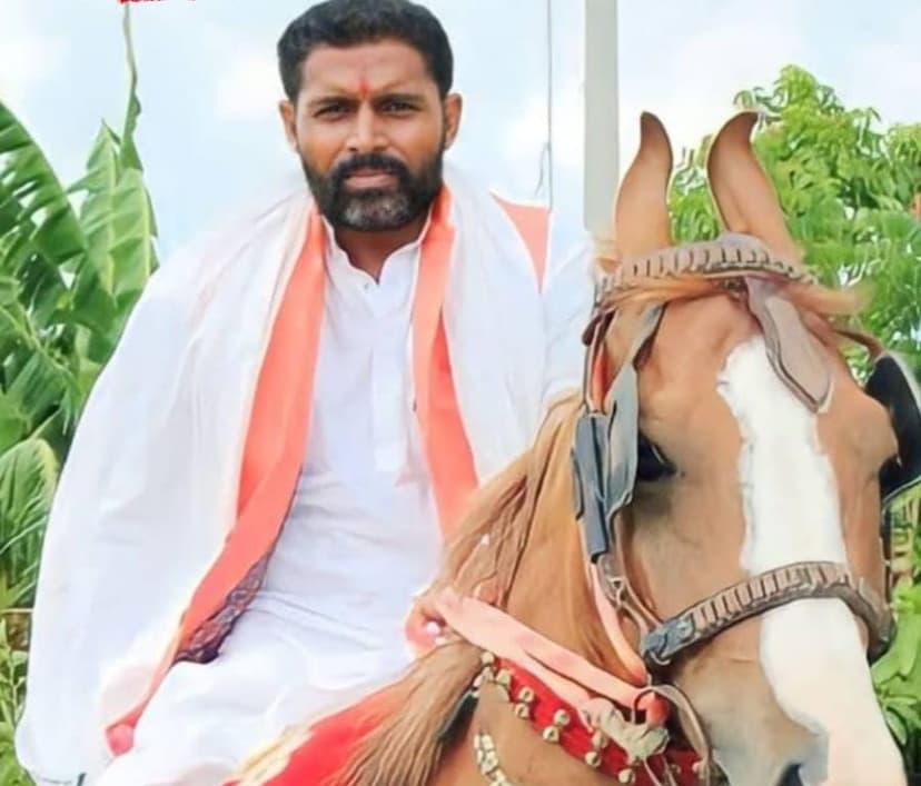 इंसाफ की आस में दर-दर की ठोकरें खा रहे नवादा के दुलार यादव, DM और SP दफ्तर का लगा रहे चक्कर, जानिए क्या है पूरा मामला