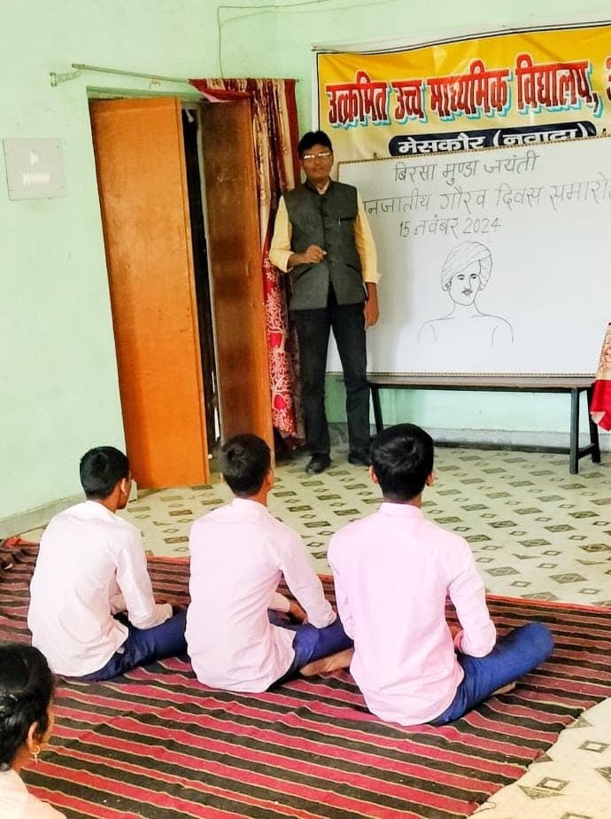 नवादा उत्क्रमित उच्च माध्यमिक विद्यालय में मनाई गई भगवान बिरसा मुंडा 150वीं जयंती