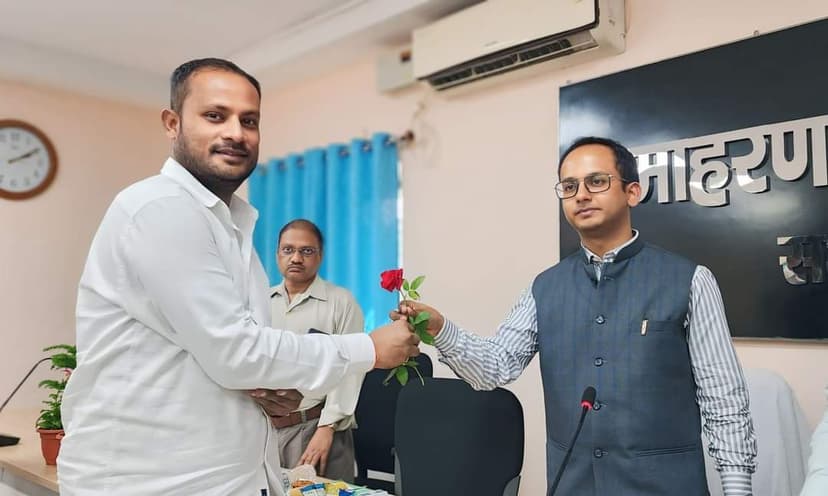 नवादा में प्रेस दिवस पर DM ने पत्रकारों के योगदान को सराहा, गुलाब का फूल देकर किए सम्मानित, कहा : लोकतंत्र का प्रहरी है मीडिया