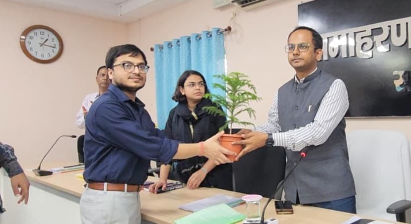 नवादा में प्रेस दिवस पर DM ने पत्रकारों के योगदान को सराहा, गुलाब का फूल देकर किए सम्मानित, कहा : लोकतंत्र का प्रहरी है मीडिया