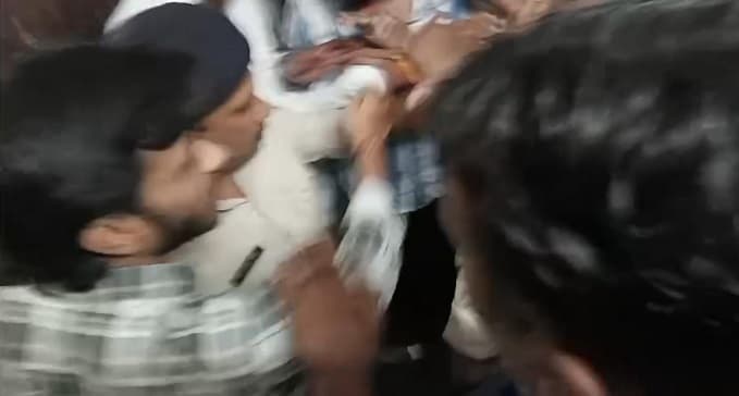 लाठीचार्ज के विरोध में पीयू के छात्रों का आंदोलन तेज, होगी अनिश्चितकालीन बंदी!, छात्रों ने बुलंद की आवाज़