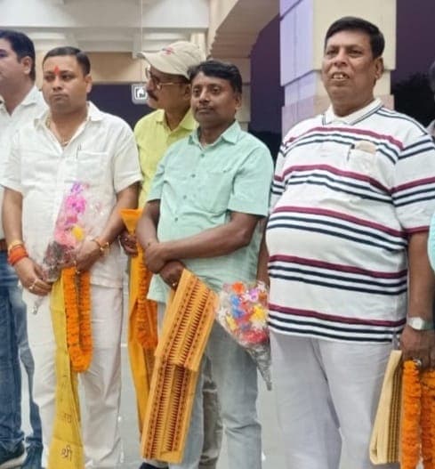 NDA की जीत पर भाजपा नेताओं ने जताई खुशी, एक-दूसरे को मिठाई खिलाकर दी बधाई