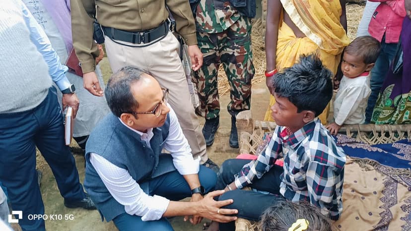 डीएम ने पीड़ित परिवार से मिलकर बंधाया ढांढस, हरसंभव मदद का दिलाया भरोसा