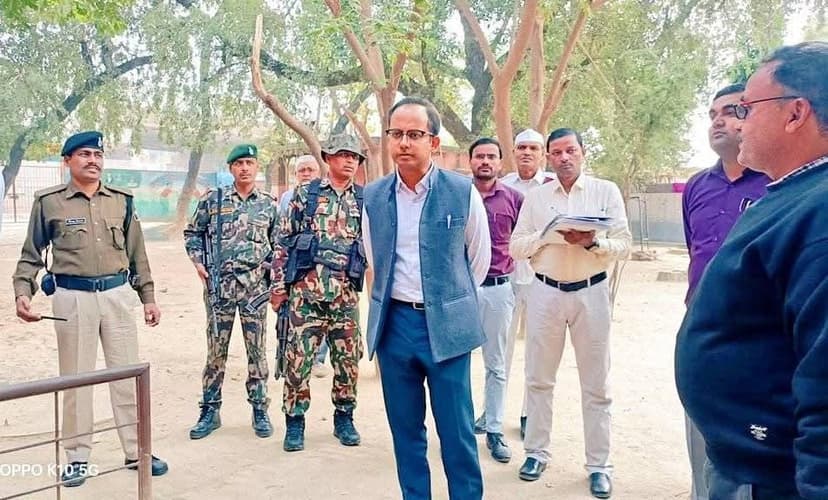 नवादा में पैक्स चुनाव को लेकर डीएम ने किया बूथ का निरीक्षण, बीएलओ को दिया बड़ा निर्देश