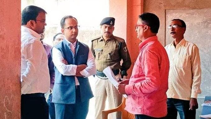 नवादा में पैक्स चुनाव को लेकर डीएम ने किया बूथ का निरीक्षण, बीएलओ को दिया बड़ा निर्देश