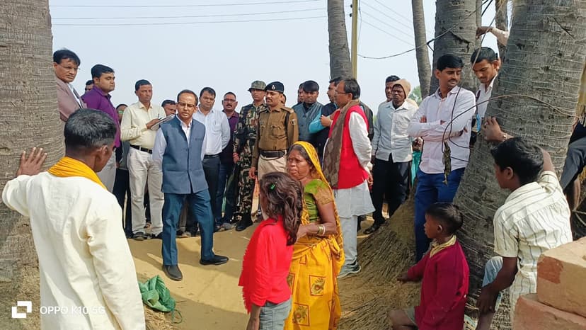 डीएम ने पीड़ित परिवार से मिलकर बंधाया ढांढस, हरसंभव मदद का दिलाया भरोसा