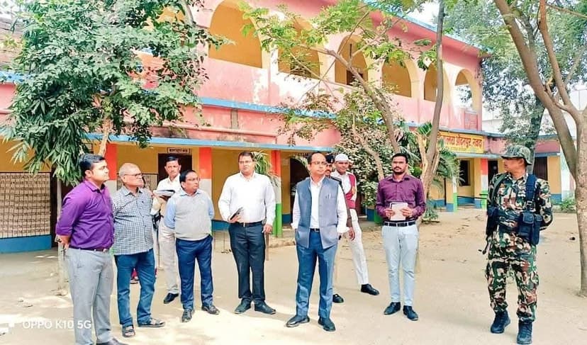 नवादा में पैक्स चुनाव को लेकर डीएम ने किया बूथ का निरीक्षण, बीएलओ को दिया बड़ा निर्देश